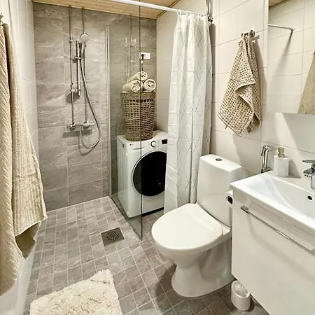 דירה New 3-bed & Free Garage Parking *