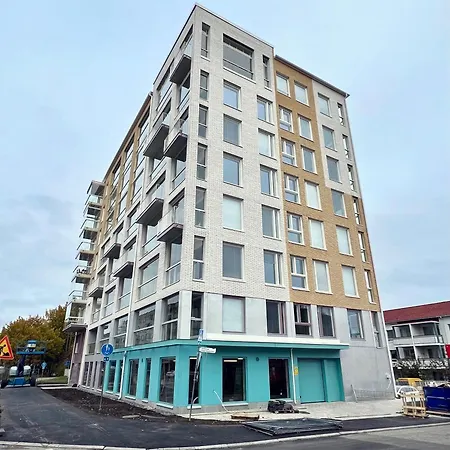 New 3-bed & Free Garage Parking *