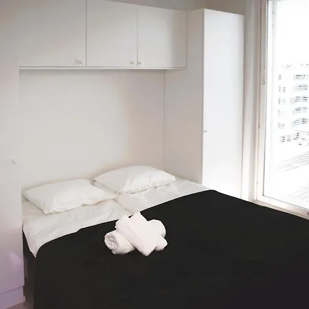 New 3-bed & Free Garage Parking Appartement *