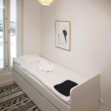 New 3-bed & Free Garage Parking דירה *