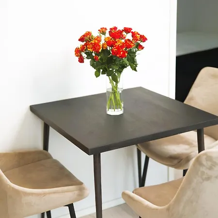 New 3-bed & Free Garage Parking * Vanda