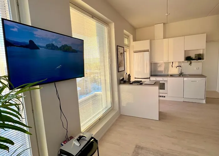 New 3-bed & Free Garage Parking Appartamento